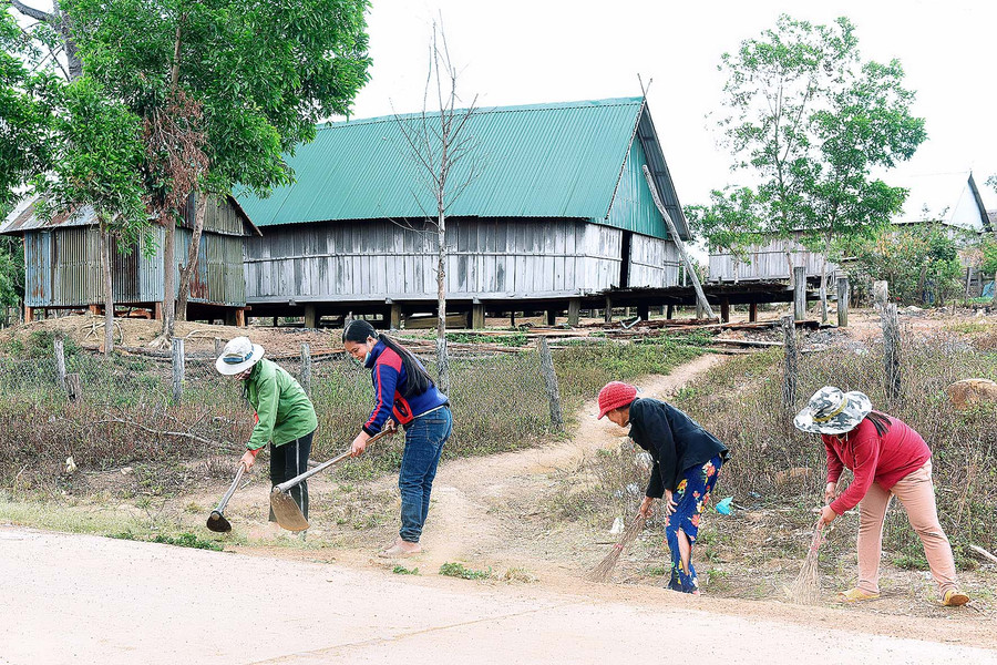 Vào ngày thứ hàng tuần bà con tích cực thu gom rác thải để tạo cảnh quan môi trường nơi ở sạch đẹp.