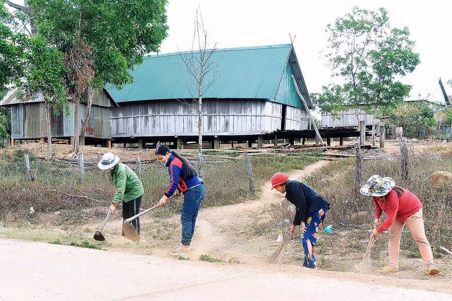 Vào ngày thứ hàng tuần bà con tích cực thu gom rác thải để tạo cảnh quan môi trường nơi ở sạch đẹp.