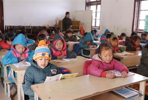 Học sinh mặc đủ ấm khi đến lớp đảm bảo sức khỏe để chống chọi với thời tiết khắc nhiệt trên cao nguyên đá Sìn Hồ tỉnh Lai Châu. (Ảnh: Quý Trung/TTXVN)