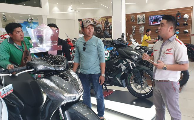 Tình trạng kẹt xe, ô nhiễm không khí cộng với xu hướng ô tô hoá đang diễn ra mạnh mẽ... khiến người Việt ngày càng “chán ngán” xe máy Tình trạng kẹt xe, ô nhiễm không khí cộng với xu hướng ô tô hoá đang diễn ra mạnh mẽ... khiến người Việt ngày càng “chán ngán” xe máy