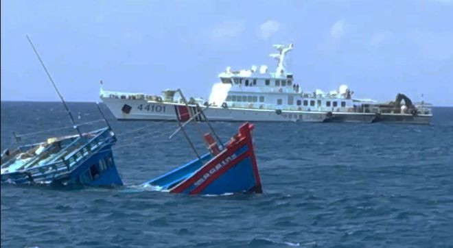 Tàu cá của ngư dân Quảng Ngãi bị chìm ở Hoàng Sa do tàu hải cảnh của Trung Quốc vây ép, ngày 6.3.2019 - ẢNH: Lê Chương Tàu cá của ngư dân Quảng Ngãi bị chìm ở Hoàng Sa do tàu hải cảnh của Trung Quốc vây ép, ngày 6.3.2019 - ẢNH: Lê Chương