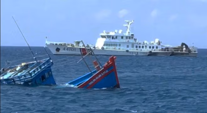 Tàu cá của ngư dân Quảng Ngãi bị chìm ở Hoàng Sa do tàu hải cảnh của Trung Quốc vây ép, ngày 6.3.2019 - ẢNH: Lê Chương Tàu cá của ngư dân Quảng Ngãi bị chìm ở Hoàng Sa do tàu hải cảnh của Trung Quốc vây ép, ngày 6.3.2019 - ẢNH: Lê Chương