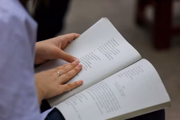 Thí sinh tranh thủ ôn trước khi vào phòng thi vào lớp 10. (Ảnh: Minh Sơn/Vietnam+)