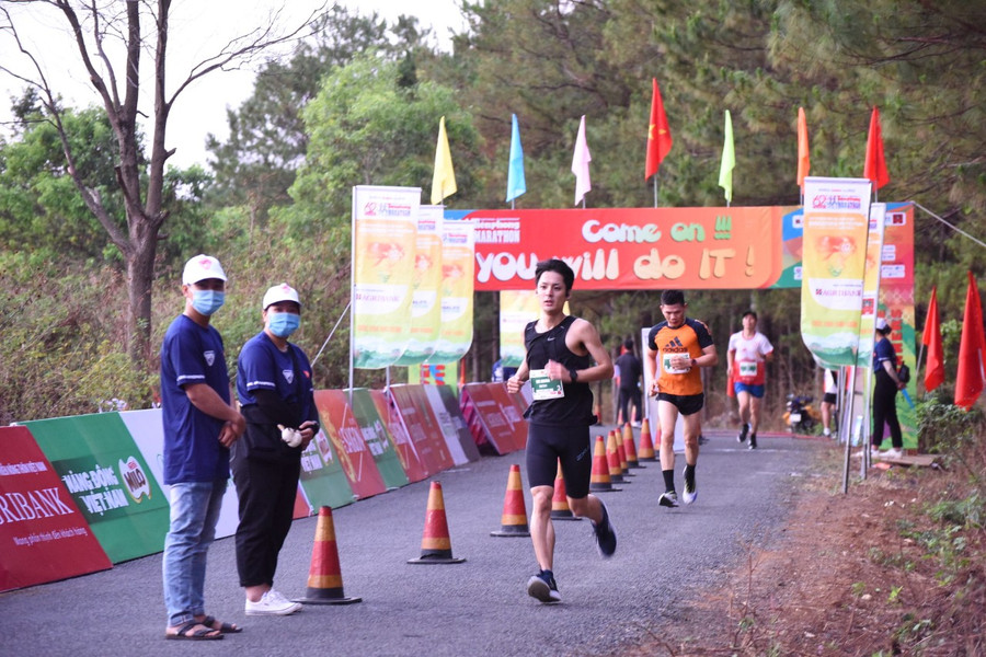 các hoạt động viên trên đường phó Đức chính