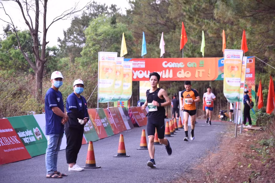 các hoạt động viên trên đường phó Đức chính