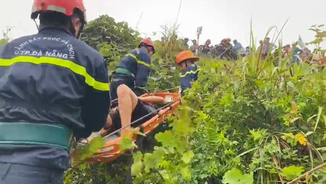 Lực lượng PCCC- Cứu hộ cứu nạn triển khai cứu nạn nhân từ dưới vực sâu ở đèo Hải Vân. Ảnh: HUY ĐẠT