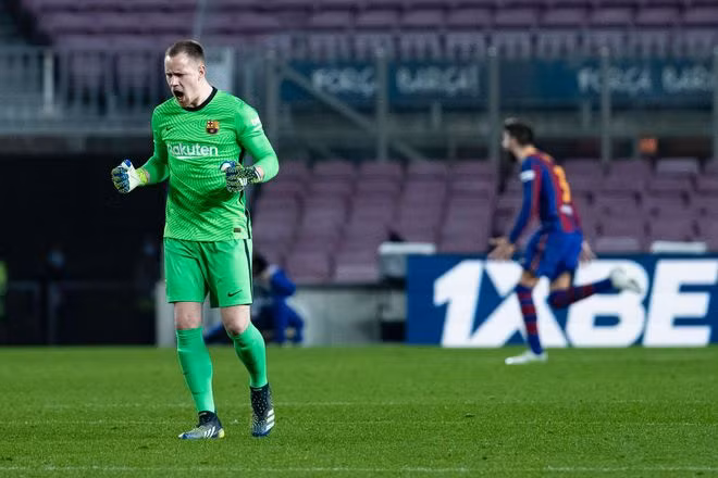 Thủ môn Ter Stegen cũng đóng vai người hùng cho Barcelona khi cản được quả phạt đền trong hiệp 2 - ẢNH: AFP