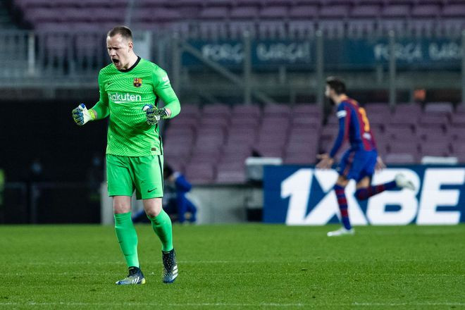 Thủ môn Ter Stegen cũng đóng vai người hùng cho Barcelona khi cản được quả phạt đền trong hiệp 2 - ẢNH: AFP Thủ môn Ter Stegen cũng đóng vai người hùng cho Barcelona khi cản được quả phạt đền trong hiệp 2 - ẢNH: AFP