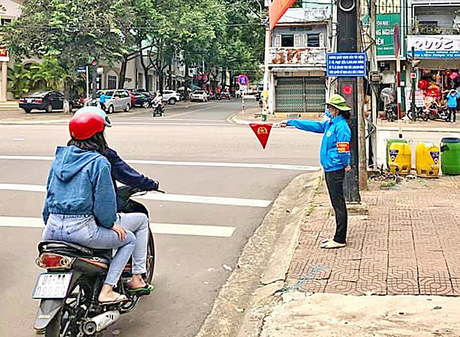 Đoàn viên, thanh niên phường Hội Thương (TP. Pleiku) hỗ trợ điều tiết giao thông. Ảnh: Quang Tấn