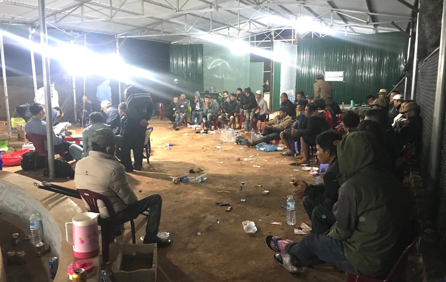 Hàng chục con bạc bị bắt giữ tại trường gà. Ảnh: Văn Ngọc