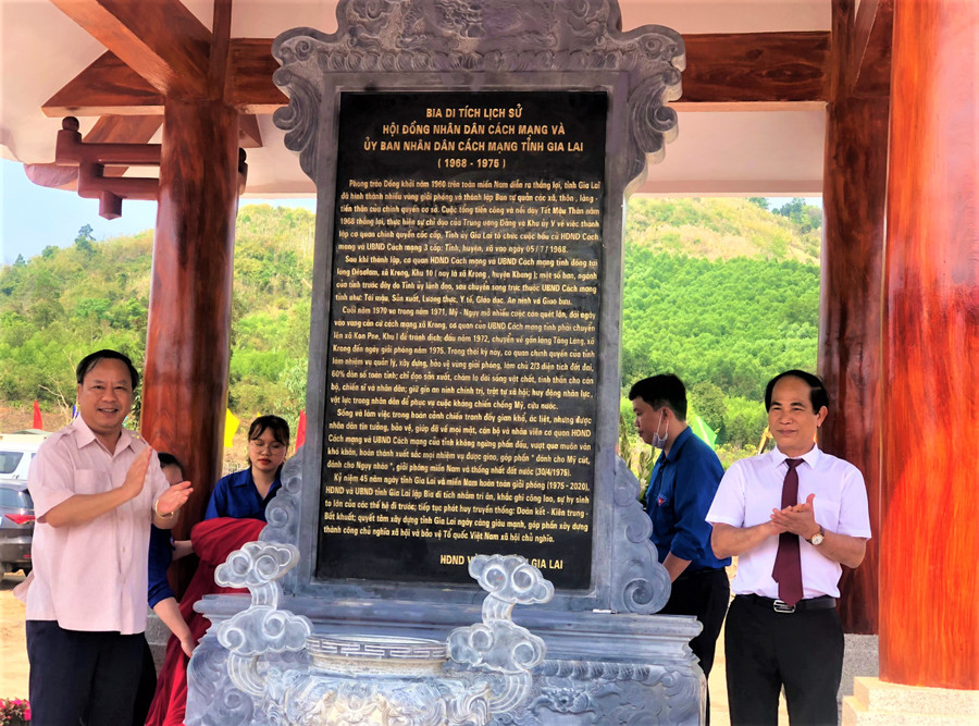 Đồng chí Châu Ngọc Tuấn-Phó Bí thư Thường trực Tỉnh ủy, Chủ tịch HĐND tỉnh (bìa trái) và Võ Ngọc Thành-Phó Bí thư Tỉnh ủy, Chủ tịch UBND tỉnh kéo vải phủ bia di tích. Ảnh. Đinh Yến