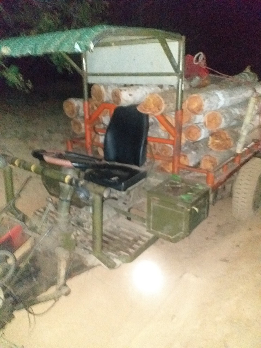 Lực lượng chức năng mật phục, bắt quả tang các đối tượng vận chuyển gỗ trong đêm. Ảnh: Bảo Lâm