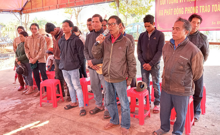  Các đối tượng bị đưa ra kiểm điểm trước cộng đồng. Ảnh: Nhật Hào