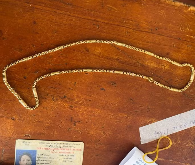Sợi dây chuyền màu vàng mà đối tượng Tam dùng để lừa đảo Sợi dây chuyền màu vàng mà đối tượng Tam dùng để lừa đảo