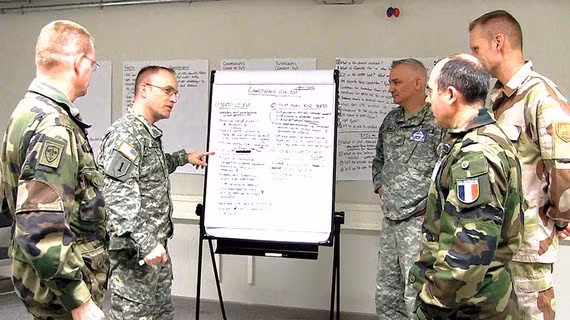 Các sĩ quan Mỹ và NATO thảo luận