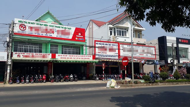 2 cửa hàng buôn bán xe máy gần kề hỗn chiến vì nơi để rác ở dải phân cách cố định. ẢNH: ĐỨC NHẬT