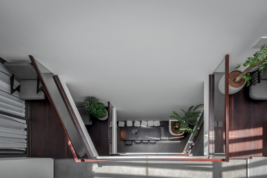 Những “lỗ thủng” trên sàn của giếng trời không giống nhau mà biến tấu với những đường cắt vát tạo nên những góc nhìn thú vị. Những “lỗ thủng” trên sàn của giếng trời không giống nhau mà biến tấu với những đường cắt vát tạo nên những góc nhìn thú vị.