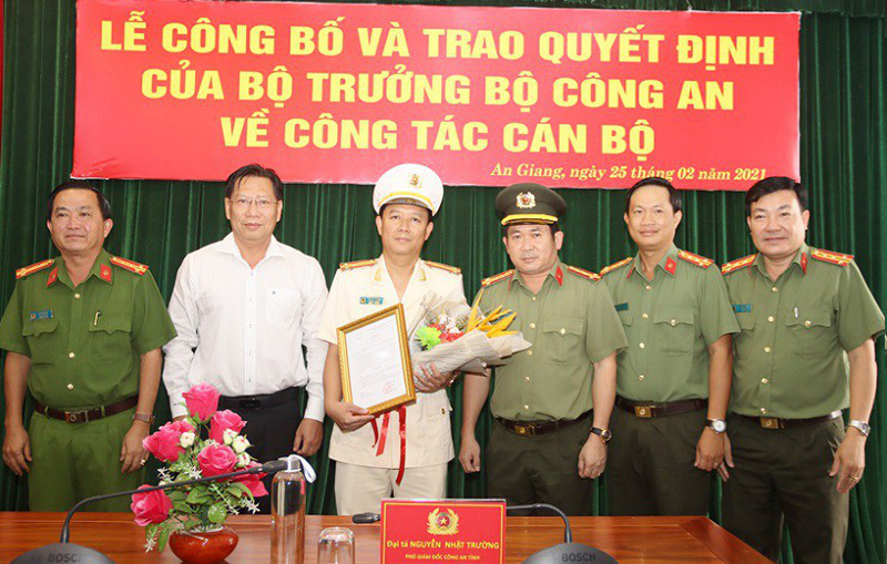 Thượng tá Lê Phú Thạnh nhận quyết định và hoa chúc mừng từ Đại tá Đinh Văn Nơi, Giám đốc Công an tỉnh An Giang và ông Trần Anh Thư, Phó Chủ tịch UBND tỉnh.  Thượng tá Lê Phú Thạnh nhận quyết định và hoa chúc mừng từ Đại tá Đinh Văn Nơi, Giám đốc Công an tỉnh An Giang và ông Trần Anh Thư, Phó Chủ tịch UBND tỉnh.
