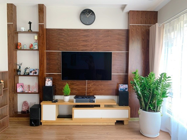 Phòng khách được trang trí nội thất hiện đại, đơn giản nhưng toát lên sự ấm cúng. Cô bài trí thêm cây xanh để tạo không gian thông thoáng cho tổ ấm.