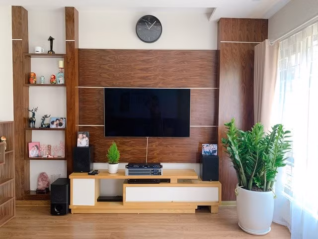 Phòng khách được trang trí nội thất hiện đại, đơn giản nhưng toát lên sự ấm cúng. Cô bài trí thêm cây xanh để tạo không gian thông thoáng cho tổ ấm.