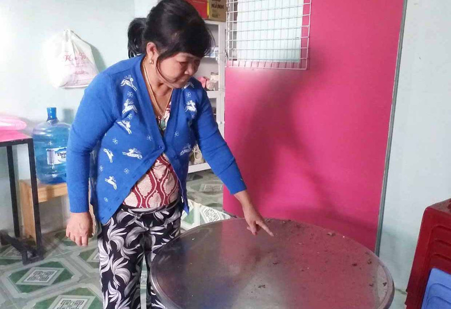 Bà Tô Thị Kim Oanh cho biết, các vật dụng trong gia đình bị bám đầy bụi đen phát sinh từ hoạt động của Nhà máy Đường An Khê. Ảnh: Nhật Hào