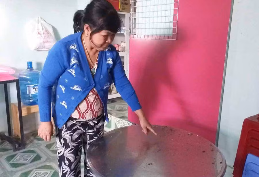 Bà Tô Thị Kim Oanh cho biết, các vật dụng trong gia đình bị bám đầy bụi đen phát sinh từ hoạt động của Nhà máy Đường An Khê. Ảnh: Nhật Hào