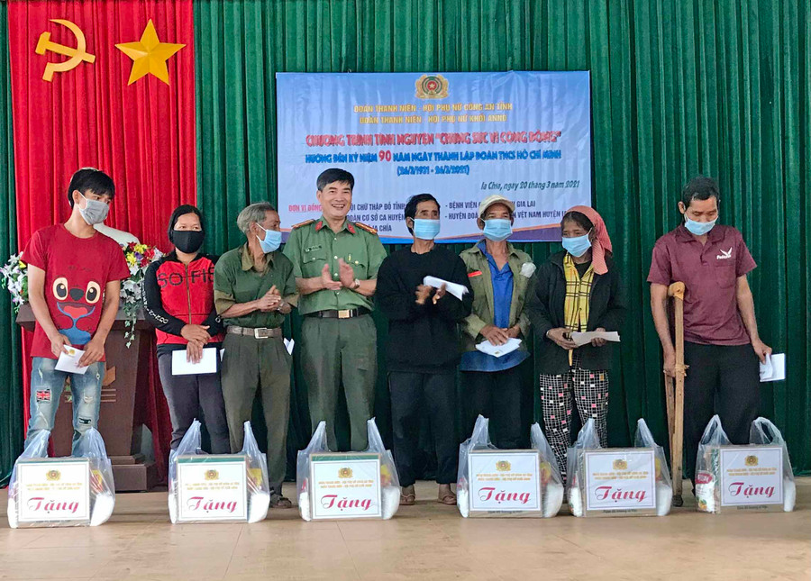 Đại tá Đậu Văn Minh, Trưởng phòng an ninh đối nội, Công an tỉnh Gia Lai thay mặt đoàn viên, hội viên Khối An ninh nhân dân, Công an tỉnh trao quà cho bà con.