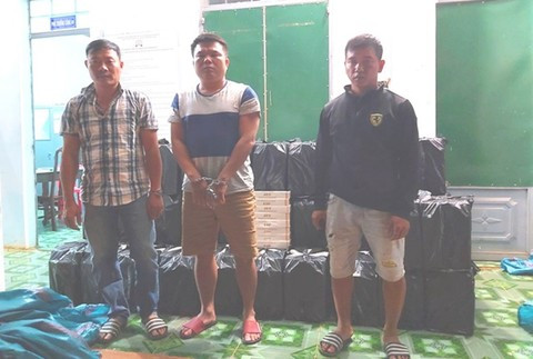 Các đối tượng cùng tang vật bị bắt giữ