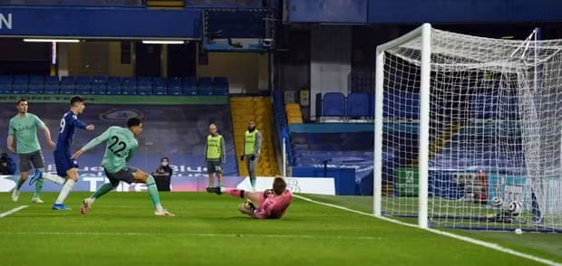 Pha bóng tai hại cho Everton. Ảnh: Premier League.