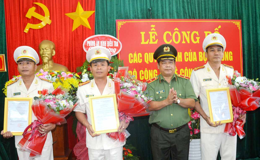 Thiếu tướng Rah Lan Lâm-Ủy viên Ban Thường vụ Tỉnh ủy, Bí thư Đảng ủy, Giám đốc Công an tỉnh trao quyết định cho các đồng chí được điều động, bổ nhiệm. Ảnh: Hữu Trường