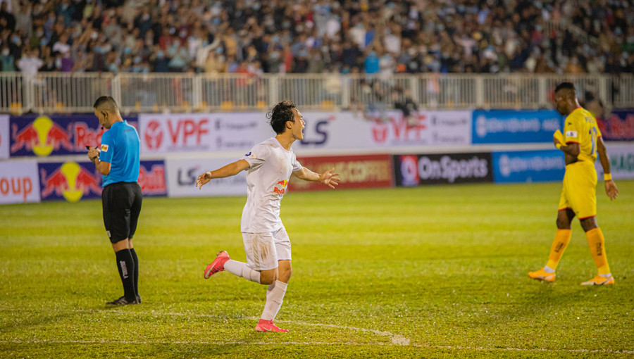  Tiền đạo Nguyễn Văn Toàn.