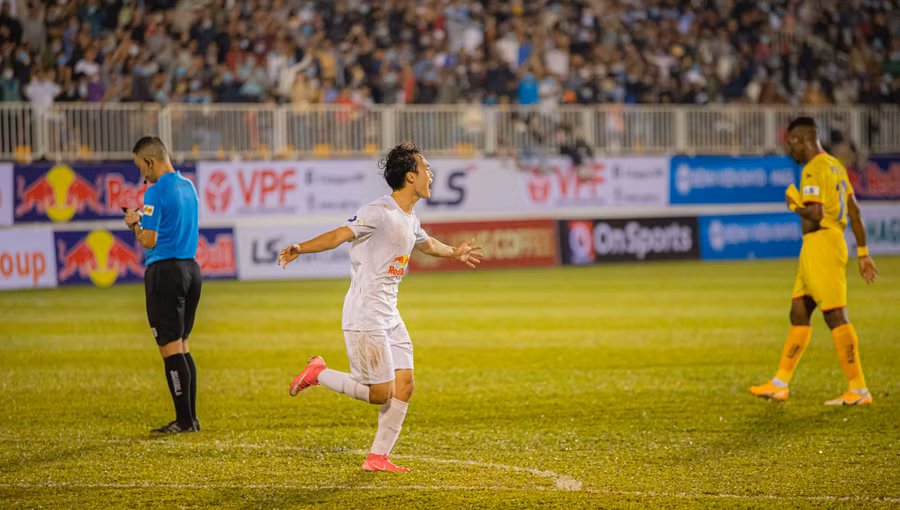  Tiền đạo Nguyễn Văn Toàn.