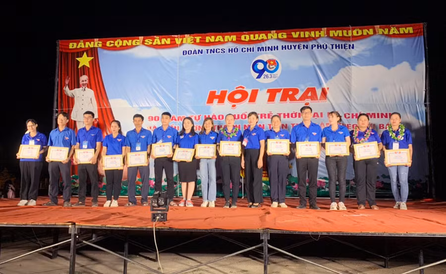 Ban tổ chức trao giải cho các đơn vị tham gia hội trại. Ảnh: Vũ Chi