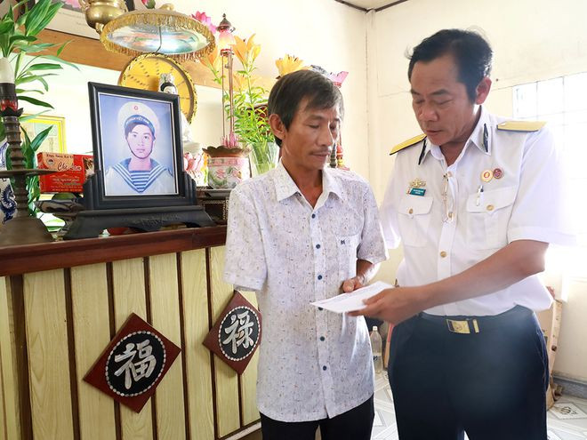  Anh Nguyễn Văn Dũng tặng quà cựu binh Trường Sa - Ảnh: TRẦN ĐĂNG