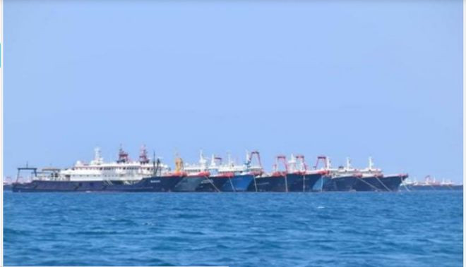 Hình ảnh các tàu dân binh Trung Quốc dàn hàng gần đá Ba Đầu vào ngày 7.3. Ảnh: CHỤP MÀN HÌNH THE PHILIPPINE STAR Hình ảnh các tàu dân binh Trung Quốc dàn hàng gần đá Ba Đầu vào ngày 7.3. Ảnh: CHỤP MÀN HÌNH THE PHILIPPINE STAR