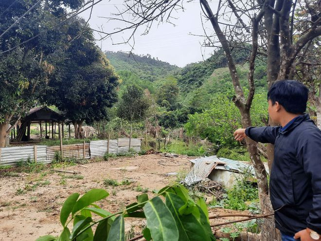 Hai căn nhà của anh em ông Alăng Dới chỉ còn lại nền đất trống sau khi thủy điện Đăk Mi 4 điều tiết xả lũ chiều 28.10.2020