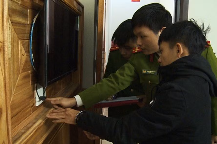 Trần Văn Ninh thực hiện hành vi lắp camera giấu kín, quay lén các cặp đôi vào nhà nghỉ. Ảnh: M.H.