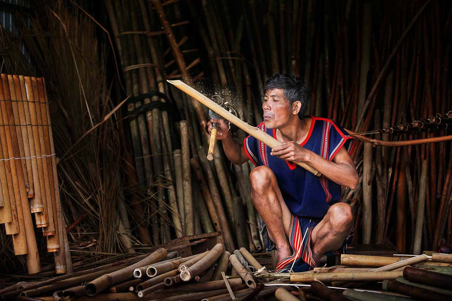 Một tác phẩm trong bộ ảnh “Rơ Chăm Tih-giữ hồn âm nhạc Tây Nguyên” của NSNA Nguyễn Linh Vinh Quốc. Một tác phẩm trong bộ bộ ảnh “Rơ Chăm Tih-giữ hồn âm nhạc Tây Nguyên” của NSNA Nguyễn Linh Vinh Quốc.