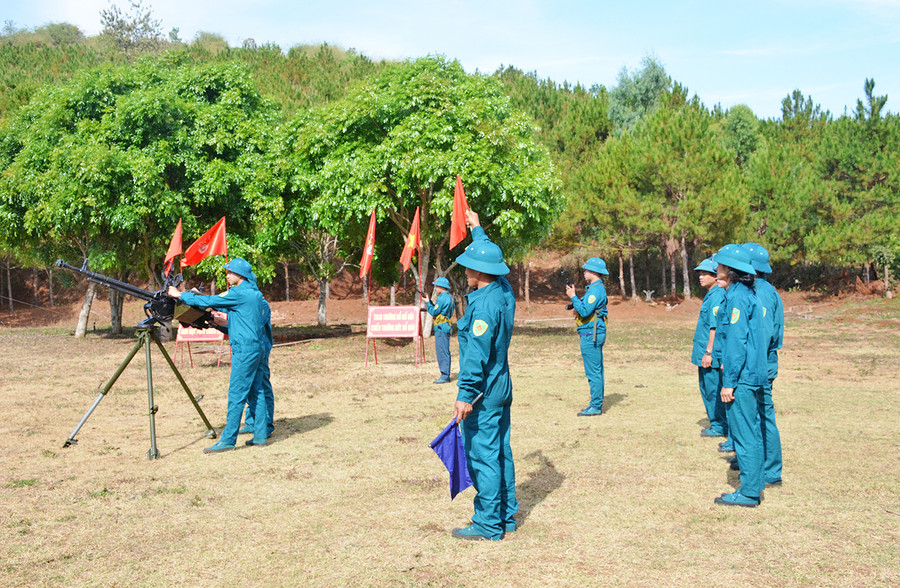 Lực lượng dân quân TP. Pleiku tham gia huấn luyện trên thao trường. Ảnh: Vĩnh Hoàng
