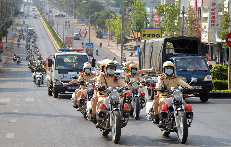 Lực lượng Công an diễu hành qua các tuyến đường để phát động đợt cao điểm. Ảnh: Văn Ngọc  Lực lượng Công an diễu hành qua các tuyến đường để phát động đợt cao điểm. Ảnh: Văn Ngọc