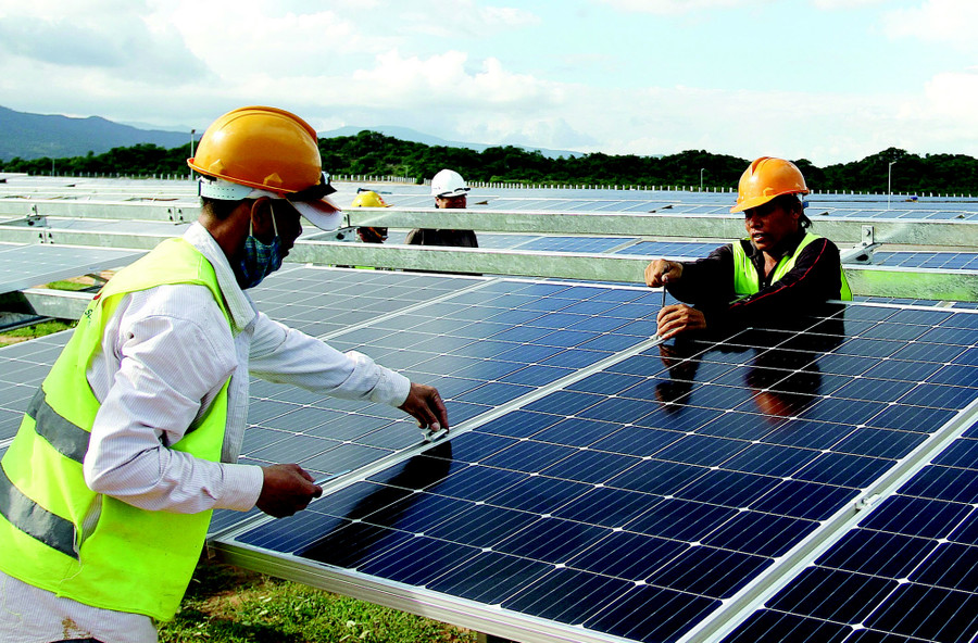 Gia tăng nhiều dự án nhà máy điện mặt trời khiến mạng lưới truyền tải điện quốc gia quá tải.