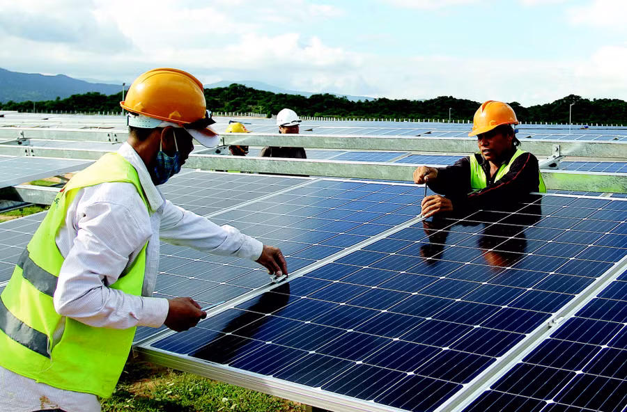 Gia tăng nhiều dự án nhà máy điện mặt trời khiến mạng lưới truyền tải điện quốc gia quá tải.