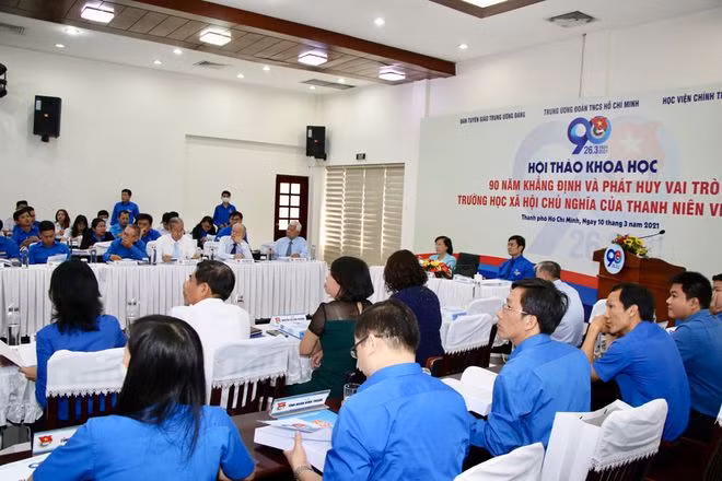  Đồng chí Bùi Quang Huy, Bí thư thường trực T.Ư Đoàn và đồng chí Phạm Phương Thảo, nguyên Bí thư T.Ư Đoàn chủ trì hội thảo tại đầu cầu TP.HCM - ẢNH: KHẢ HÒA