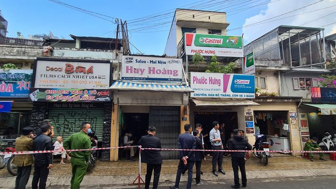 Nhiều căn nhà trên đường Phan Bội Châu, TP.Đà Lạt vẫn bị phong tỏa để khắc phục sự cố sạt lở bờ kè ta luy. ẢNH: LÂM VIÊN