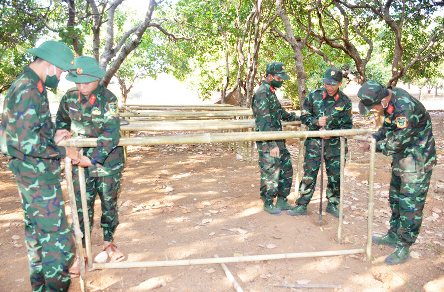 Thao trường xanh ở Tiểu đoàn 50 ảnh 1 Cán bộ, chiến sĩ Tiểu đoàn 50 dùng tre, lồ ô làm thao trường xanh. Ảnh: Vĩnh Hoàng