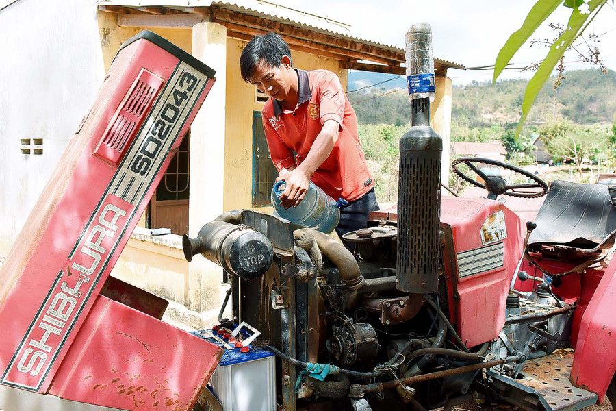 Người dân đưa phương tiện cơ giới vào sản xuất nông nghiệp mang lại hiệu quả kinh tế cao. Có 2 ha đất nông nghiệp, Gia đình anh Đinh Khiếp cho biết: “Để chuẩn bị được 5 ha đất gieo trồng, tôi phải sử dụng trâu, bò để cày, bừa làm gần một tuần mới xong. Nhưng từ khi mua được chiếc máy cày này, tôi chỉ cần làm trong 2 ngày, giúp giảm chi phí nhân công và tiến độ cũng nhanh hơn, việc xuống giống cây trồng đảm bảo kịp thời vụ. Đất được cày bằng máy tơi xốp, việc canh tác cũng thuận lợi hơn”.