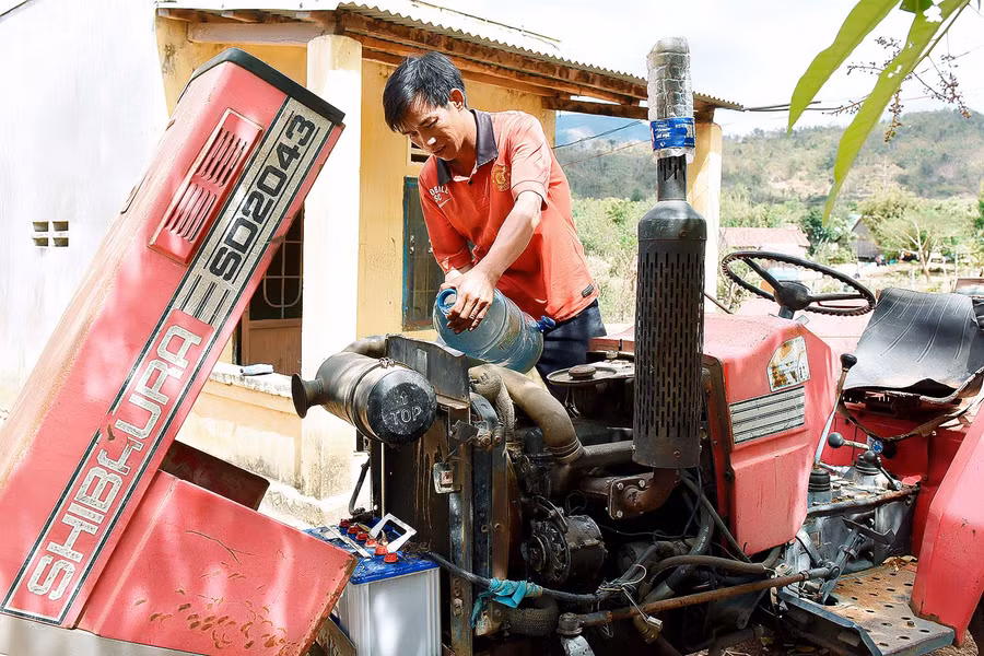 Người dân đưa phương tiện cơ giới vào sản xuất nông nghiệp mang lại hiệu quả kinh tế cao. Có 2 ha đất nông nghiệp, Gia đình anh Đinh Khiếp cho biết: “Để chuẩn bị được 5 ha đất gieo trồng, tôi phải sử dụng trâu, bò để cày, bừa làm gần một tuần mới xong. Nhưng từ khi mua được chiếc máy cày này, tôi chỉ cần làm trong 2 ngày, giúp giảm chi phí nhân công và tiến độ cũng nhanh hơn, việc xuống giống cây trồng đảm bảo kịp thời vụ. Đất được cày bằng máy tơi xốp, việc canh tác cũng thuận lợi hơn”.