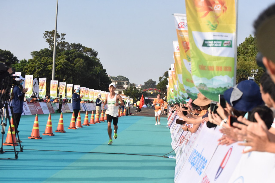 VĐV về đích 42 km. Ảnh: Đức Thụy