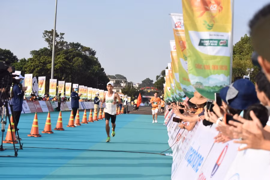 VĐV về đích 42 km. Ảnh: Đức Thụy
