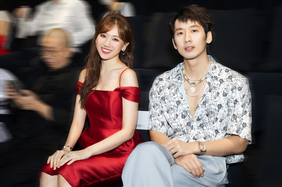 Vắng Trấn Thành nhưng Hari Won vẫn được Tuấn Trần tháp tùng và chăm sóc chu đáo tại sự kiện. Cặp đôi chị em điển trai - xinh gái thu hút mọi ánh nhìn. Ảnh: NSCC.